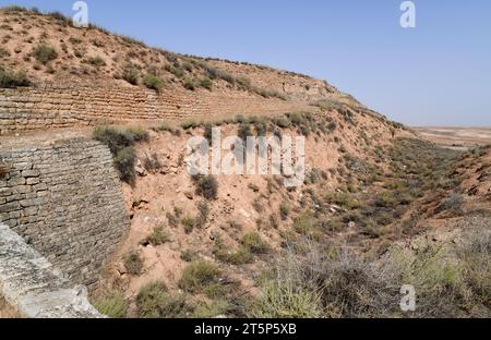 Azaila, Poblado Ibero del Cabezo de Alcala (Monumento storico-artistico). Bastione e buca. Bajo Martin, Teruel, Aragon, Spagna. Foto Stock