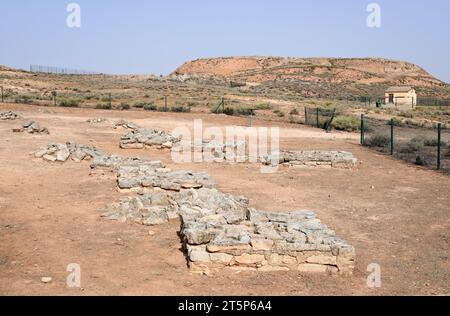 Azaila, coltura dei campi di urnfield (necropoli celtica). In fondo al Poblado Ibero del Cabezo de Alcala (Monumento Historico-Artistico). Tumulo di sepoltura iberico. Baj Foto Stock