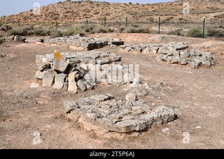 Azaila, coltura dei campi di urnfield (necropoli). In fondo al Poblado Ibero del Cabezo de Alcala (Monumento Historico-Artistico). Tumulo di sepoltura iberico. Bajo Marti Foto Stock