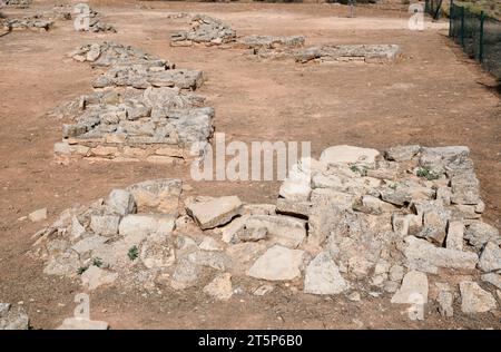 Azaila, coltura dei campi di urnfield (necropoli). In fondo al Poblado Ibero del Cabezo de Alcala (Monumento Historico-Artistico). Tumulo di sepoltura iberico. Bajo Marti Foto Stock