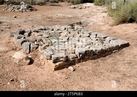 Azaila, coltura dei campi di urnfield (necropoli). In fondo al Poblado Ibero del Cabezo de Alcala (Monumento Historico-Artistico). Tumulo di sepoltura iberico. Bajo Marti Foto Stock