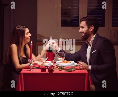 Coppia giovane avente una cena romantica Foto Stock