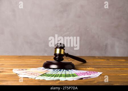 Assortimento con banconote in euro da giudice Foto Stock