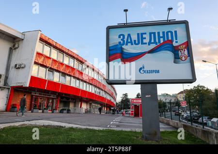 Belgrado, Serbia. 6 novembre 2023. Calcio: Champions League, prima della partita tra Red Star Belgrado e RB Leipzig allo stadio Rajko Mitic. Pubblicità Gazprom di fronte allo stadio. Crediti: Jan Woitas/dpa/Alamy Live News Foto Stock