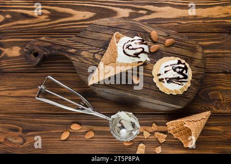 Coni per gelato con guarnizione al cioccolato Foto Stock