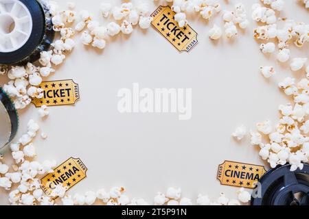 Layout popcorn con oggetti cinematografici Foto Stock