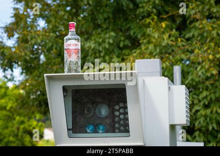 Autovelox della polizia, equipaggiamento traffipax con una bottiglia di gin vuota in cima il 23 luglio. 2023. Kapolcs, Ungheria Foto Stock