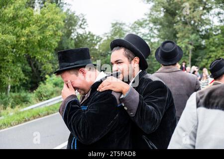 Resoconto locale di un fratello Rolands dopo aver terminato il suo apprendistato a Grossniedesheim, in Germania Foto Stock