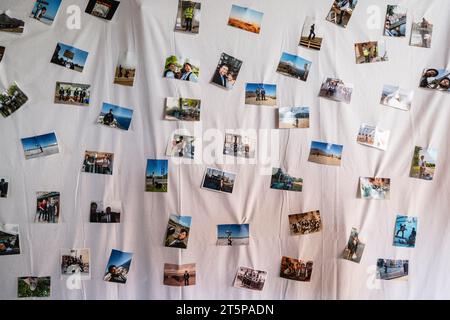 Resoconto locale di un fratello Roland dopo aver completato il suo viaggio, foto del suo viaggio appese su un lenzuolo, Grossniedesheim, Germania Foto Stock