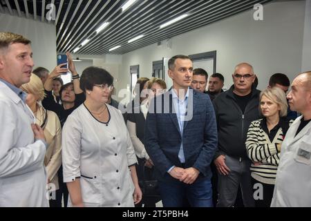 Leopoli, Ucraina. 28 ottobre 2023. Ministro della salute dell'Ucraina Viktor Lyashko durante una visita a Leopoli. (Foto di Pavlo Palamarchuk/SOPA Images/Sipa USA) credito: SIPA USA/Alamy Live News Foto Stock