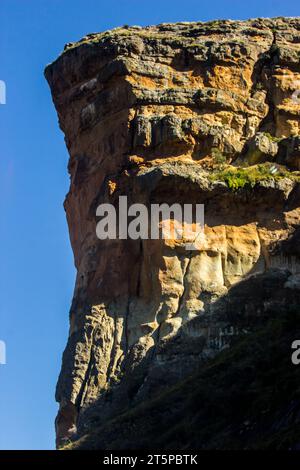 Le maestose scogliere ripide del Brandwag Buttress del Golden Gate Highlands National Park, in Sudafrica, contro un cielo azzurro Foto Stock