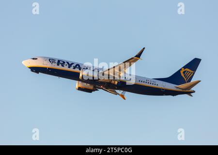 Un Boeing 737-8 MAX Ryanair, registrazione EI-HGT in partenza dall'aeroporto di Manchester (MAN) in una splendida serata d'autunno Foto Stock