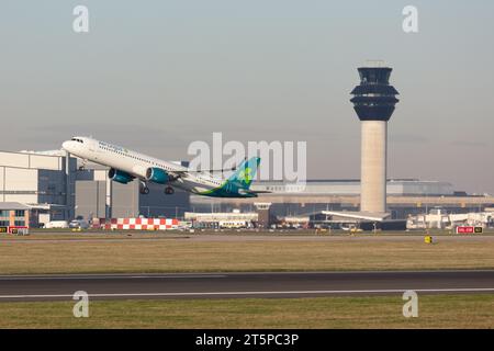 Un Airbus A321-253NX di Aer Lingus, registrazione G-EIRH che decolla di fronte alla torre ATC fuori dall'aeroporto di Manchester (MAN) in una soleggiata serata d'autunno Foto Stock