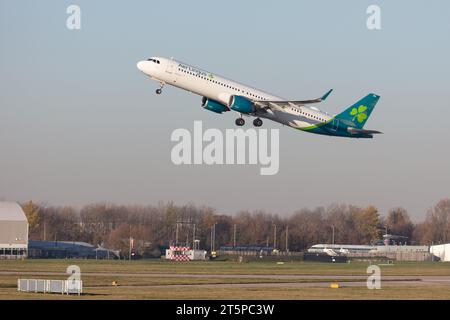 Un Airbus A321-253NX di Aer Lingus, registrazione G-EIRH che sale ripidamente fuori dall'aeroporto di Manchester (MAN) in una bella serata d'autunno Foto Stock