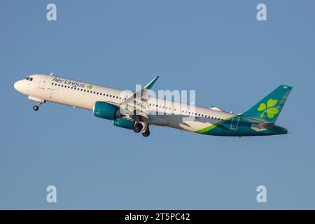 Un Airbus A321-253NX di Aer Lingus, registrazione G-EIRH in partenza ad ovest dall'aeroporto di Manchester (MAN) in una bella serata d'autunno Foto Stock