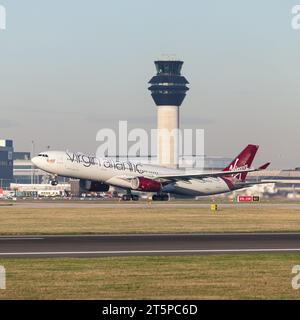 Un Airbus A330-343 Virgin Atlantic, registrazione G-VLUVH (Lady Love) che decolla di fronte alla torre ATC dall'aeroporto di Manchester (MAN) Foto Stock