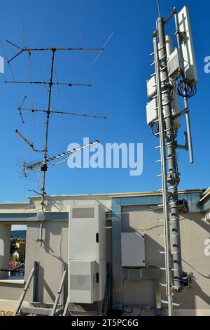 Antenne cellulari 4G e 5G sul tetto piatto di un alto edificio in Croazia Foto Stock
