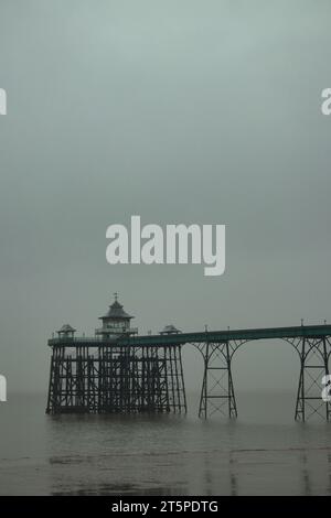 Un piccolo e bellissimo molo che si trova fuori dalla città di Clevedon. La foto è stata girata in un giorno di pioggia e nebbia con la bassa marea. La foto è stata scattata a Octob Foto Stock