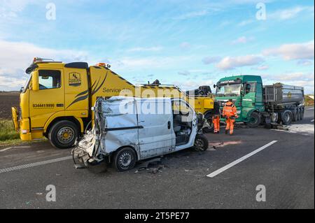 A38/Merseburg - Transporter und zwei LKW stoßen zusammen - ein Schwerverletzter 06.11.2023 gegen 12,45 Uhr A38 Richtung Leipzig, zwischen Merseburg-Süd und Leuna Zu einem schweren Unfall kam es am Montagmittag auf der A38 zwischen Merseburg-Süd und Leuna. Dort stießen aus bislang ungeklärter Ursache zwei Lastwagen und ein Transporter zusammen. Dabei wurde mindestens eine person schwer verletzt. Die Unfallursache War zunächst unklar. Neben Feuerwehr und Rettungsdienst auch ein Rettungshubschrauber im Einsatz. Die Autobahn ist in Richtung Leipzig gesperrt, der Verkehr wird abgeleitet. Es bil Foto Stock