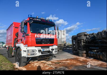 A38/Merseburg - Transporter und zwei LKW stoßen zusammen - ein Schwerverletzter 06.11.2023 gegen 12,45 Uhr A38 Richtung Leipzig, zwischen Merseburg-Süd und Leuna Zu einem schweren Unfall kam es am Montagmittag auf der A38 zwischen Merseburg-Süd und Leuna. Dort stießen aus bislang ungeklärter Ursache zwei Lastwagen und ein Transporter zusammen. Dabei wurde mindestens eine person schwer verletzt. Die Unfallursache War zunächst unklar. Neben Feuerwehr und Rettungsdienst auch ein Rettungshubschrauber im Einsatz. Die Autobahn ist in Richtung Leipzig gesperrt, der Verkehr wird abgeleitet. Es bil Foto Stock