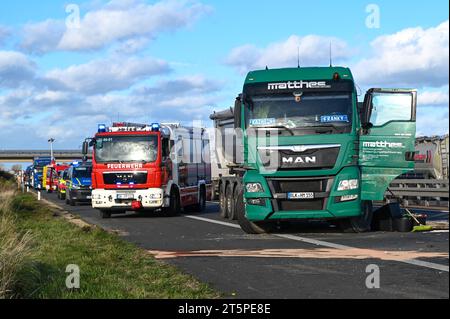 A38/Merseburg - Transporter und zwei LKW stoßen zusammen - ein Schwerverletzter 06.11.2023 gegen 12,45 Uhr A38 Richtung Leipzig, zwischen Merseburg-Süd und Leuna Zu einem schweren Unfall kam es am Montagmittag auf der A38 zwischen Merseburg-Süd und Leuna. Dort stießen aus bislang ungeklärter Ursache zwei Lastwagen und ein Transporter zusammen. Dabei wurde mindestens eine person schwer verletzt. Die Unfallursache War zunächst unklar. Neben Feuerwehr und Rettungsdienst auch ein Rettungshubschrauber im Einsatz. Die Autobahn ist in Richtung Leipzig gesperrt, der Verkehr wird abgeleitet. Es bil Foto Stock