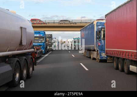 A38/Merseburg - Transporter und zwei LKW stoßen zusammen - ein Schwerverletzter 06.11.2023 gegen 12,45 Uhr A38 Richtung Leipzig, zwischen Merseburg-Süd und Leuna Zu einem schweren Unfall kam es am Montagmittag auf der A38 zwischen Merseburg-Süd und Leuna. Dort stießen aus bislang ungeklärter Ursache zwei Lastwagen und ein Transporter zusammen. Dabei wurde mindestens eine person schwer verletzt. Die Unfallursache War zunächst unklar. Neben Feuerwehr und Rettungsdienst auch ein Rettungshubschrauber im Einsatz. Die Autobahn ist in Richtung Leipzig gesperrt, der Verkehr wird abgeleitet. Es bil Foto Stock