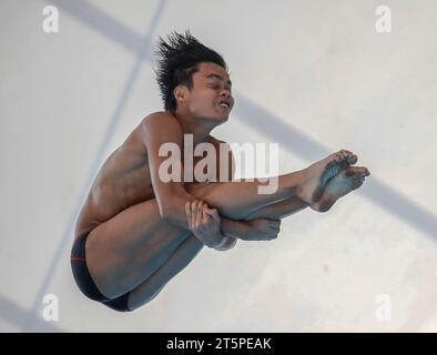 Kuala Lumpur, Malesia. 6 novembre 2023. Elvis Priestly Anak Clement della Malesia è visto in azione nella piattaforma 10m maschile preliminare durante i campionati Open Diving della Malesia al Centro acquatico Nazionale di Bukit Jalil. Credito: SOPA Images Limited/Alamy Live News Foto Stock