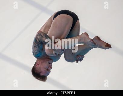 Kuala Lumpur, Malesia. 6 novembre 2023. Igor Myalin dell'Uzbekistan è stato visto in azione nella piattaforma 10 m maschile preliminare durante i campionati Open Diving della Malesia presso il Centro acquatico Nazionale di Bukit Jalil. Credito: SOPA Images Limited/Alamy Live News Foto Stock