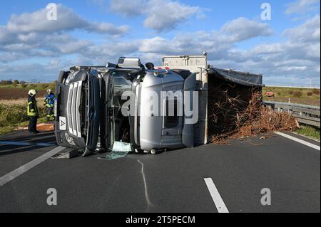 A38/Merseburg - Transporter und zwei LKW stoßen zusammen - ein Schwerverletzter 06.11.2023 gegen 12,45 Uhr A38 Richtung Leipzig, zwischen Merseburg-Süd und Leuna Zu einem schweren Unfall kam es am Montagmittag auf der A38 zwischen Merseburg-Süd und Leuna. Dort stießen aus bislang ungeklärter Ursache zwei Lastwagen und ein Transporter zusammen. Dabei wurde mindestens eine person schwer verletzt. Die Unfallursache War zunächst unklar. Neben Feuerwehr und Rettungsdienst auch ein Rettungshubschrauber im Einsatz. Die Autobahn ist in Richtung Leipzig gesperrt, der Verkehr wird abgeleitet. Es bil Foto Stock