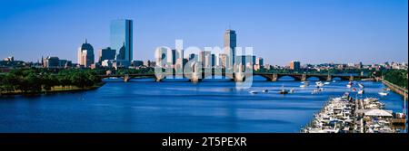 Edifici sul lungomare, Charles River, Boston, Suffolk County, Massachusetts, USA Foto Stock