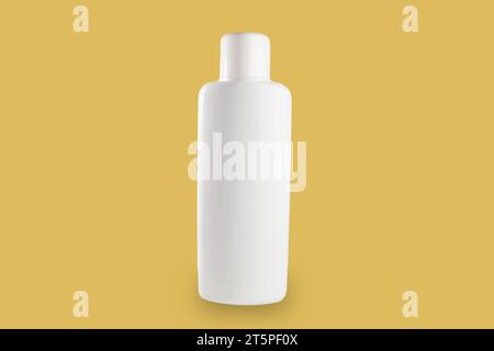 Flacone shampoo in plastica con coperchio Flip-Top. Sfondo giallo mockup Foto Stock