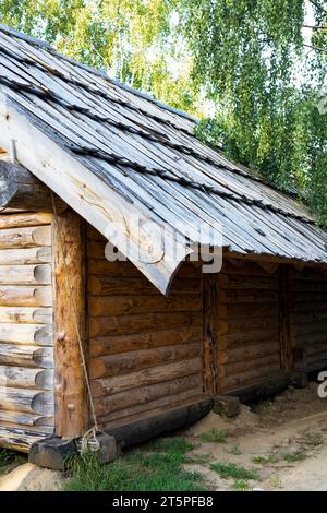 Parete in legno di legno di legno di legno di legno. Sfondo della casa del log Foto Stock