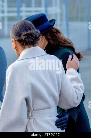 Copenhagen, Danimarca. 6 novembre 2023. La Regina Letizia di Spagna e la Principessa ereditaria Maria di Danimarca Re Felipe e la Regina Letizia di Spagna arrivano all'aeroporto di Copenaghen, il 6 novembre 2023, il 1 di una visita di stato di 3 giorni in Danimarca foto: Albert Nieboer/Netherlands OUT/Point de Vue OUT Credit: dpa picture Alliance/Alamy Live News Foto Stock