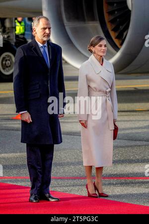 Copenhagen, Danimarca. 6 novembre 2023. Re Felipe e la regina Letizia di Spagna arrivano all'aeroporto di Copenaghen, il 6 novembre 2023, il 1 di una visita di stato di 3 giorni in Danimarca foto: Albert Nieboer/Netherlands OUT/Point de Vue OUT credito: dpa Picture Alliance/Alamy Live News Foto Stock