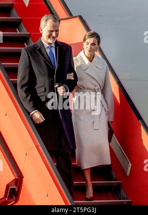 Copenhagen, Danimarca. 6 novembre 2023. Re Felipe e la regina Letizia di Spagna arrivano all'aeroporto di Copenaghen, il 6 novembre 2023, il 1 di una visita di stato di 3 giorni in Danimarca foto: Albert Nieboer/Netherlands OUT/Point de Vue OUT credito: dpa Picture Alliance/Alamy Live News Foto Stock