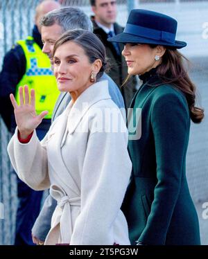 Copenhagen, Danimarca. 6 novembre 2023. La Regina Letizia di Spagna, il Principe ereditario Frederik e la Principessa ereditaria Maria di Danimarca Re Felipe e la Regina Letizia di Spagna arrivano all'aeroporto di Copenaghen, il 6 novembre 2023, il 1 di una visita di stato di 3 giorni in Danimarca foto: Albert Nieboer/Netherlands OUT/Point de Vue OUT credito: dpa Picture Alliance/Alamy Live News Foto Stock