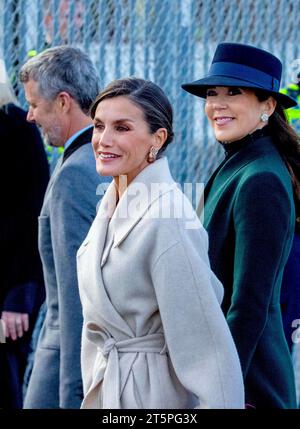 Copenhagen, Danimarca. 6 novembre 2023. La Regina Letizia di Spagna, il Principe ereditario Frederik e la Principessa ereditaria Maria di Danimarca Re Felipe e la Regina Letizia di Spagna arrivano all'aeroporto di Copenaghen, il 6 novembre 2023, il 1 di una visita di stato di 3 giorni in Danimarca foto: Albert Nieboer/Netherlands OUT/Point de Vue OUT credito: dpa Picture Alliance/Alamy Live News Foto Stock