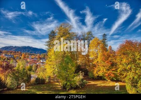 DE - BAVARIA: Vista sul fiume Isar verso il Badeteil di Bad Toelz con Blomberg (1248 m) sullo sfondo, Oberbayern Foto Stock