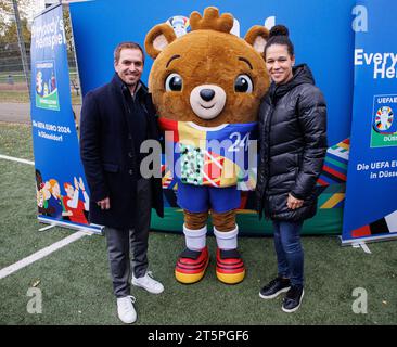 06.11.2023. Düsseldorf. Die UEFA EURO 2024 wird - getreu dem städtischen motto Everybody S Heimspiel - zu einem Fußballfest für alle Düsseldorferinnen und Düsseldorfer. Die UEFA EURO 2024 soll auch über das Turnier hinaus nachhaltig sichtbare Spuren in der Stadt hinterlassen. Aus diesem Grund besuchen Turnierdirektor und Fußball-Weltmeister Philipp Lahm und Celia äaöic Botschafterin und ehemalige Nationalspielerin, über 150 Nachwuchskickerinnen und -kicker beim SV Wersten. Hier mit Maskottchen Albärt. Düsseldorf Wersten Nordrhein-Westfalen Deutschland **** 06 11 2023 Düsseldorf UEFA EURO 20 Foto Stock