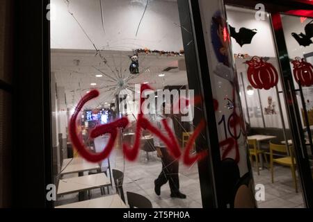 Una finestra viene frantumata e i graffiti spruzzati con la parola Gaza in un ristorante McDonalds sulla 17th Street NW, a pochi isolati dalla Casa Bianca, dopo che migliaia di manifestanti anti anti-Israele hanno marciato verso la Casa Bianca, chiedendo la fine della guerra Israele - Hamas, a Washington, DC sabato 4 novembre 2023. Copyright: XRodxLamkeyx/xCNPx/MediaPunchx credito: Imago/Alamy Live News Foto Stock