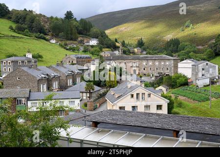 Villanueva de Oscos, città e monastero di Santa Maria de Villanueva (XII secolo). Asturias, Spagna. Foto Stock