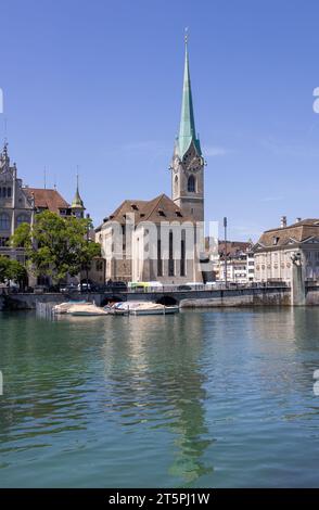 Chiesa di Fraumünster con vista sul lago di Zurigo e sulla città vecchia di Zurigo Foto Stock