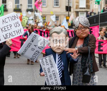 Bath, Regno Unito. 28 ottobre 2023. I manifestanti di attivisti per il cambiamento climatico sono raffigurati mentre prendono parte a una marcia di protesta attraverso il centro di Bath. Foto Stock