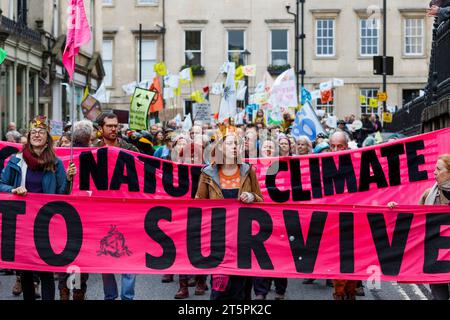 Bath, Regno Unito. 28 ottobre 2023. I manifestanti di attivisti per il cambiamento climatico sono raffigurati mentre prendono parte a una marcia di protesta attraverso il centro di Bath. Foto Stock