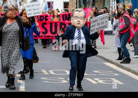 Bath, Regno Unito. 28 ottobre 2023. I manifestanti di attivisti per il cambiamento climatico sono raffigurati mentre prendono parte a una marcia di protesta attraverso il centro di Bath. Foto Stock