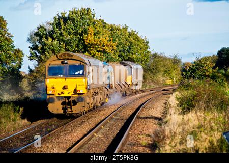 Classe 66425 e 66429 sul treno Rail Head Treatment Train a Poppleton, North Yorkshire, Inghilterra, 5 novembre Foto Stock