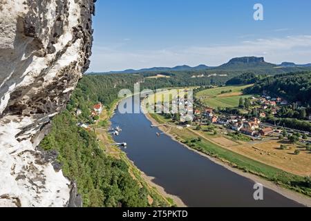 Vista aerea della città di Rathen sul fiume Elba, nella Svizzera sassone, Germ Foto Stock