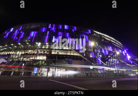 Londra, Regno Unito. 6 novembre 2023. Una vista generale dall'esterno dello stadio prima della partita di Premier League al Tottenham Hotspur Stadium di Londra. Il credito fotografico dovrebbe leggere: Paul Terry/Sportimage Credit: Sportimage Ltd/Alamy Live News Foto Stock