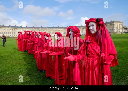 Bath, Regno Unito. 28 ottobre 2023. Gli attivisti per il cambiamento climatico provenienti da tutta la West Country sono raffigurati mentre marciano attraverso il centro di Bath. Il messaggio "Unite to S Foto Stock