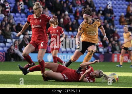 Liverpool FC contro Leicester City - Barclays Women's Super League BIRKENHEAD, INGHILTERRA - NOVEMBRE 05: Gemma Bonner affronta Sam Tierney visto da Jasmine Matthews durante la partita di Super League tra Liverpool FC e Leicester City a Prenton Park il 5 novembre 2023 a Birkenhead, Inghilterra. (Foto Alan Edwards per F2images) Foto Stock